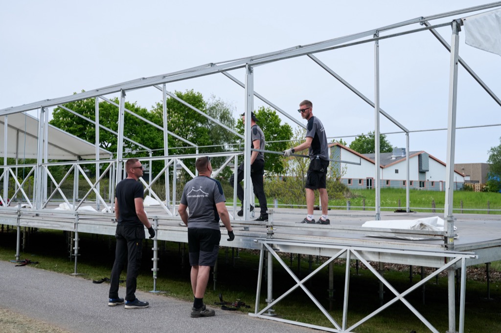 Telte til Classic Race Viborgs gæster er ved at blive sat op langs den kommende racerbane.
(Foto: Classic Race Viborg Medieteam)